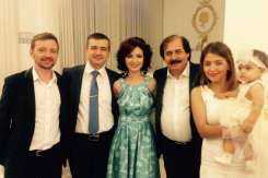 Sărbătoare într-o familie de artiști: i-au făcut cumetrie fetiței la 5 ani