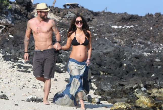Megan Fox și-a scos burtica la bronzat