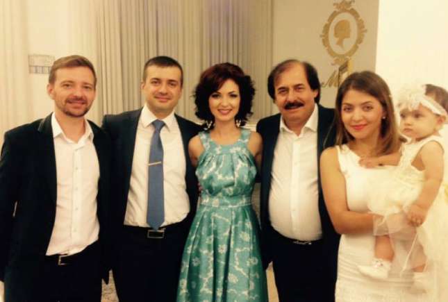 Sărbătoare într-o familie de artiști: i-au făcut cumetrie fetiței la 5 ani