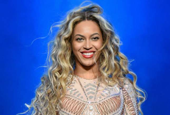 Beyoncé a anunțat că este gravidă cu gemeni! Cum arată burtica interpretei