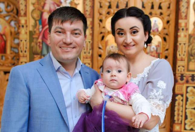 Fetița lui Costi Burlacu și a Corinei Țepeș, la prima sa aniversare