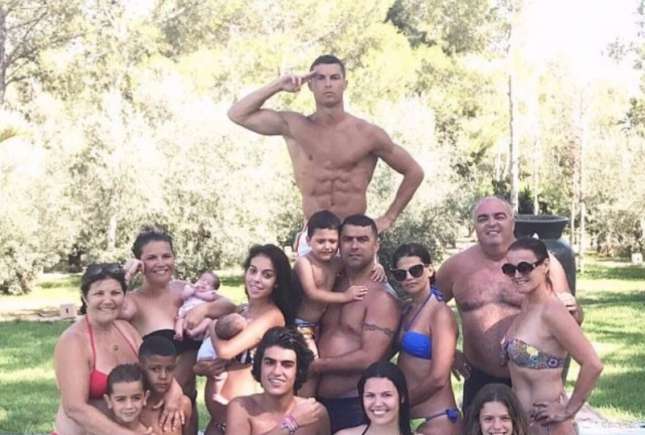 Fotbalistul Cristiano Ronaldo a făcut publică prima fotografie cu familia sa