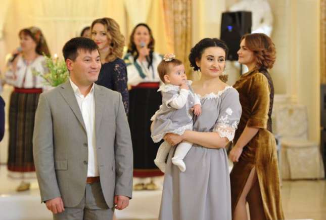 Fetița Corinei Țepeș și a lui Costi Burlacu a făcut 2 anișori. Ia vedeți cât e de mare deja!