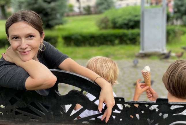 Adela Popescu, mărturisire sinceră: După ce adorm copiii, îmi vine să îngenunchez lângă ei