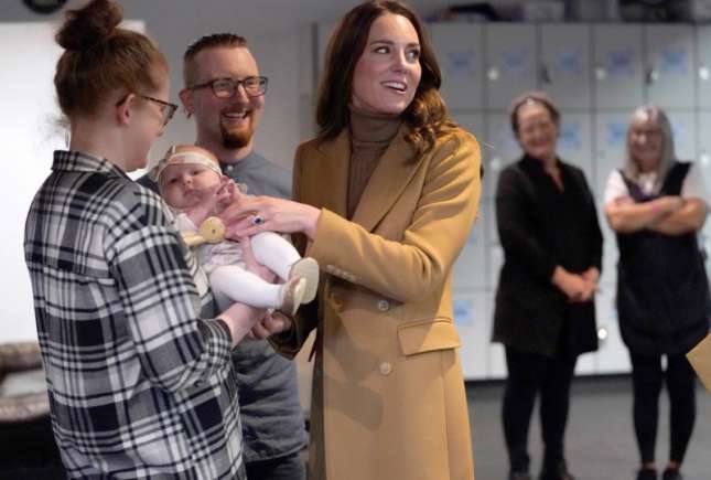 Reacția prințului William când a văzut-o pe Kate Middleton că ia în brațe un bebeluș