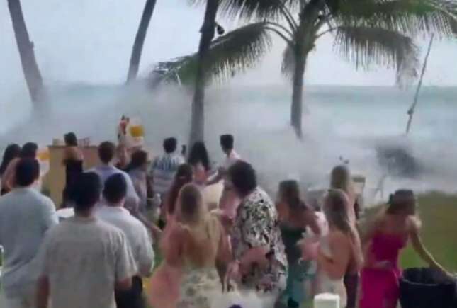 Doi miri din Hawaii s-au trezit cu valuri uriașe peste ei cu doar 5 minute înainte să spună 'da'