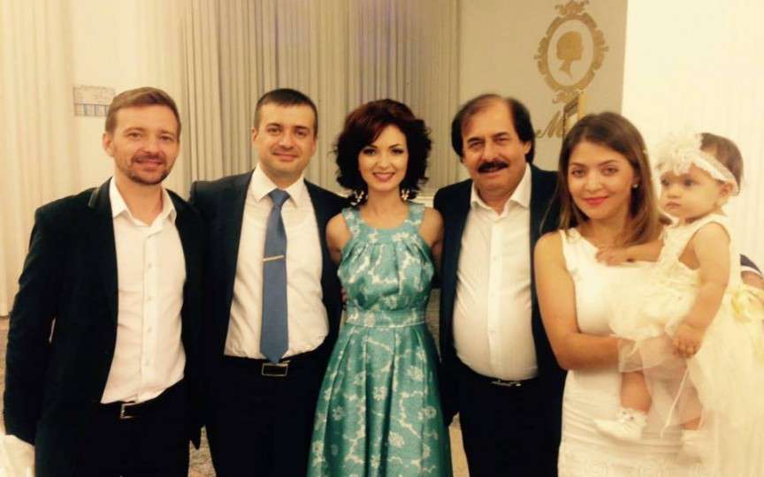 Sărbătoare într-o familie de artiști: i-au făcut cumetrie fetiței la 5 ani