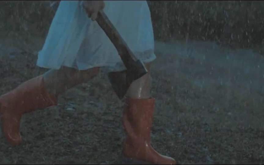 Şi-a tăiat părul pentru a filma o scenă din videoclip. Vezi cine e artista