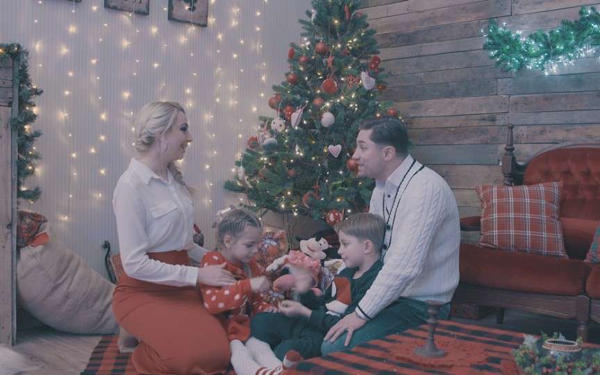 Un cuplu de artiști de la noi a lansat o piesă superbă de Crăciun