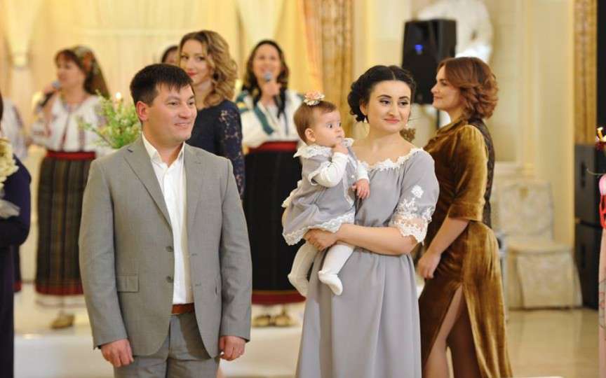 Fetița Corinei Țepeș și a lui Costi Burlacu a făcut 2 anișori. Ia vedeți cât e de mare deja!