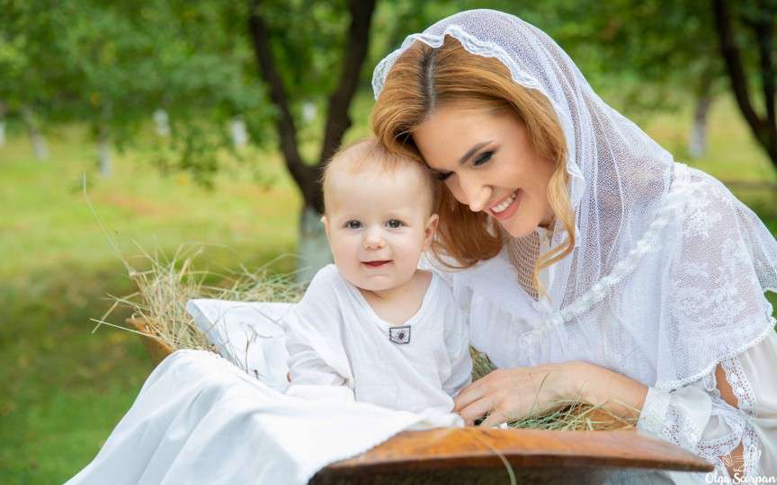 Prima ședință foto a fiului de 6 luni al Tatianei Heghea. Are un zâmbet cuceritor!