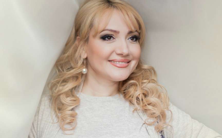 Adriana Ochișanu apare cu un bărbat după zvonurile că ar fi divorțat din nou
