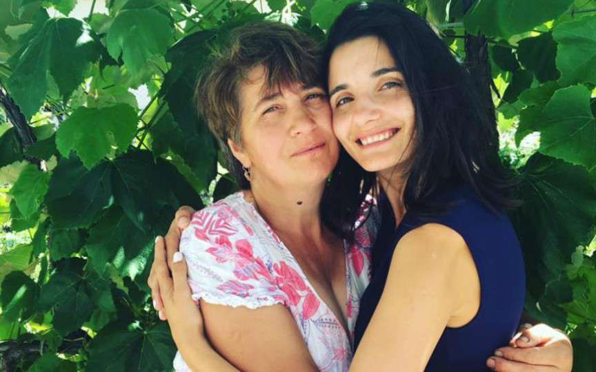 Sărbătoare în familia prezentatoarei TV Lilu! Vezi ce cadou i-a pregătit mamei sale