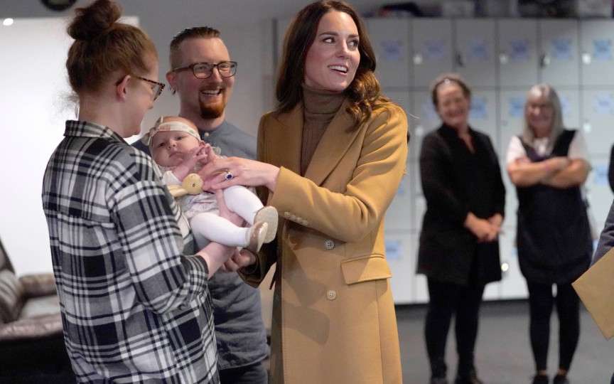 Reacția prințului William când a văzut-o pe Kate Middleton că ia în brațe un bebeluș
