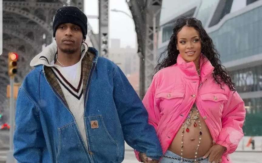 Primele imagini cu cântăreața Rihanna însărcinată