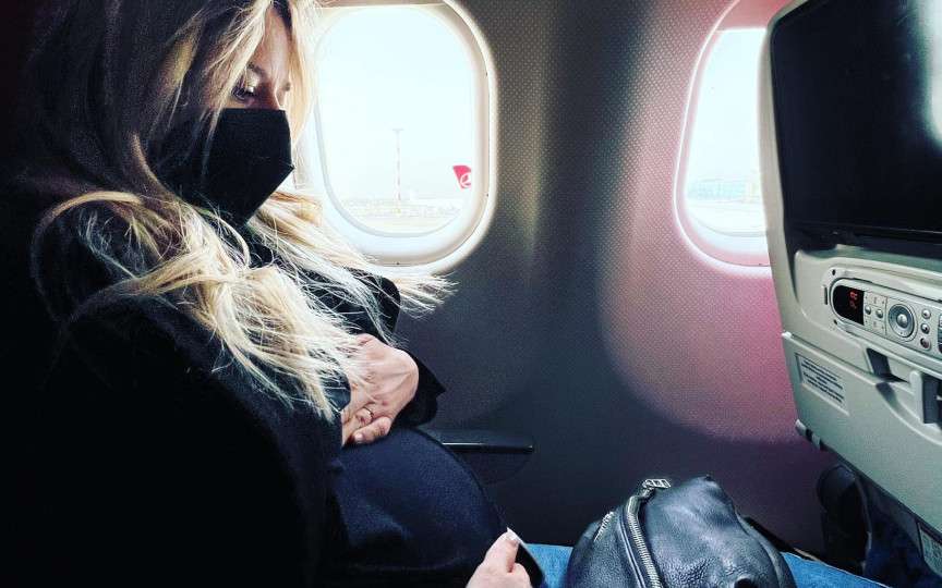 Laura Cosoi, fotografie nud într-o cabină de duș, cu burtica la vedere