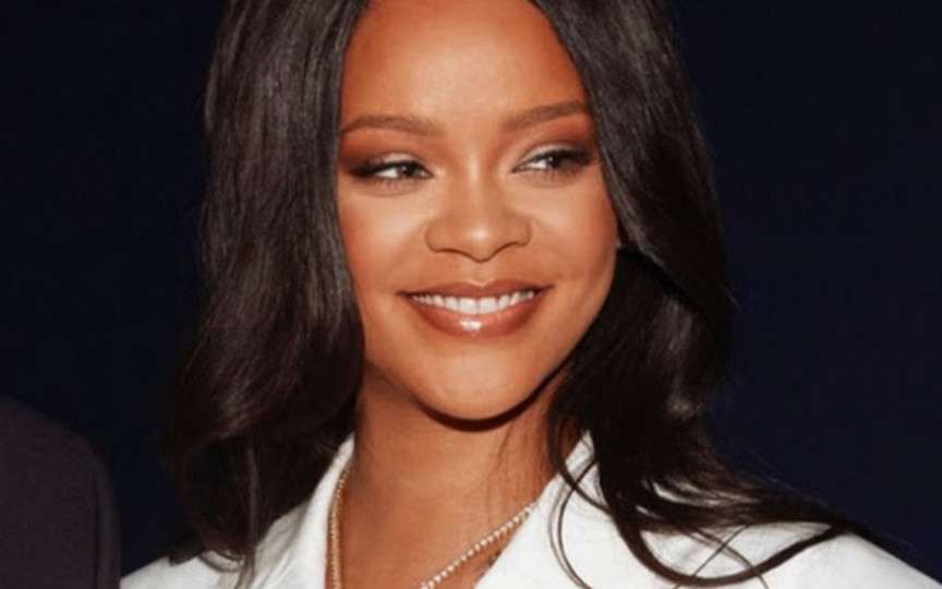 Rihanna a născut