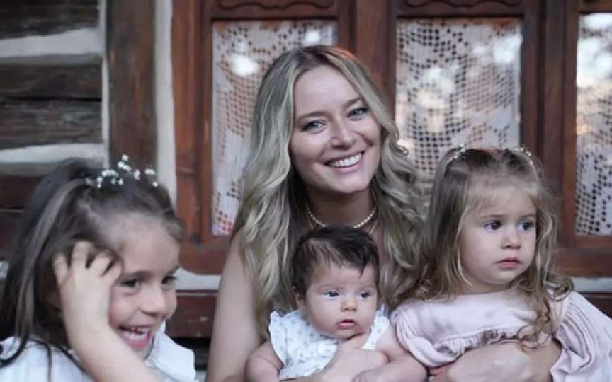 Laura Cosoi, gravidă cu cel de-al patrulea copilaș. Cum a dat marea veste