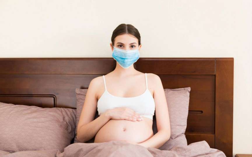 Medic infecționist: Femeile însărcinate ar trebui să facă pauză de la portul măștii o dată la două ore