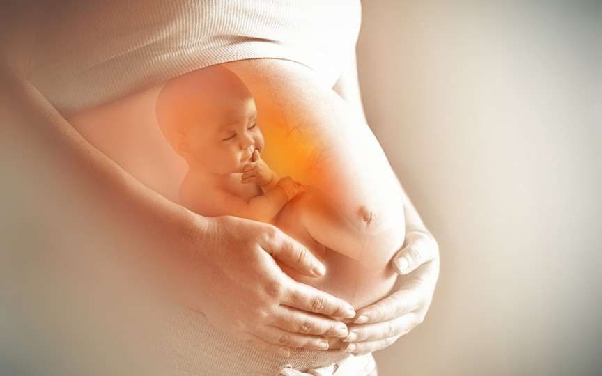 Bebelușii pot plânge și în burta mamei. Cercetătorii au studiat ce le poate declanșa suferința