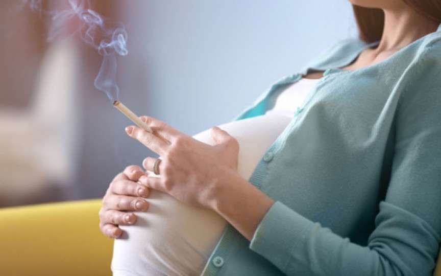 Fumatul în sarcină. Elena a născut un copil mort la 28 de săptămâni