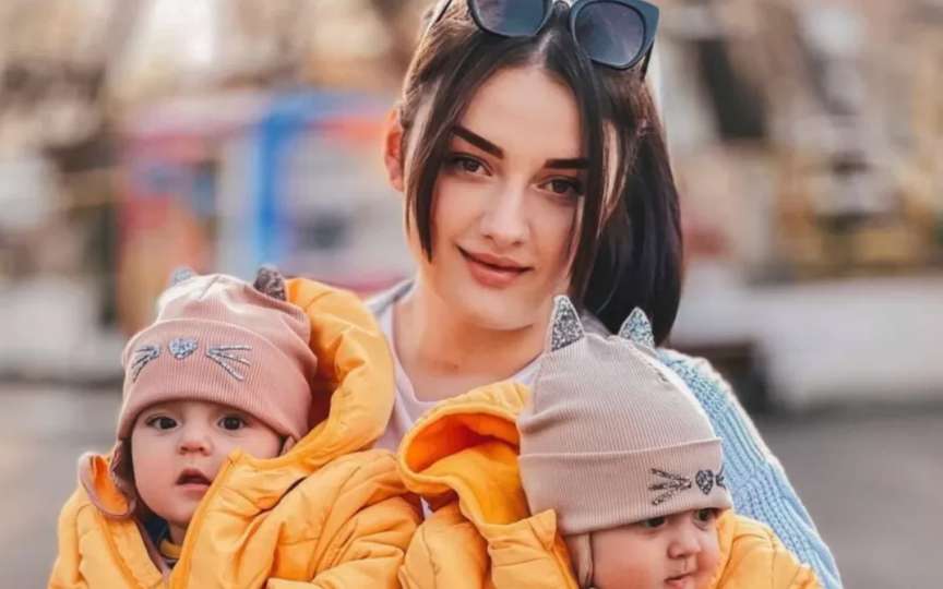 Puterea mamei. „După o sarcină cu șapte intervenții intrauterine, am născut două fetițe de 800 de grame”
