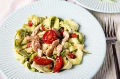 Tăieței din zucchini fit cu pui și parmezan
