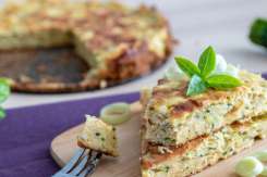 Plăcintă sărată fit cu zucchini și brânză de vaci