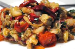 Salată cu legume coapte, un deliciu perfect pentru o zi de vară. Explozie de culori și gust în farfuria ta