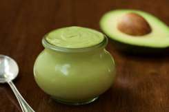 5 reţete pentru maioneză pregătită acasă cu avocado, cu usturoi copt sau cu busuioc