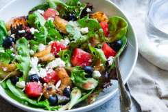 3 rețete de ulei aromatizat pentru salatele de vară