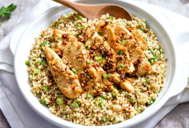 Cereală-minune: quinoa. Vă propunem o rețetă de pui cu quinoa pentru cină