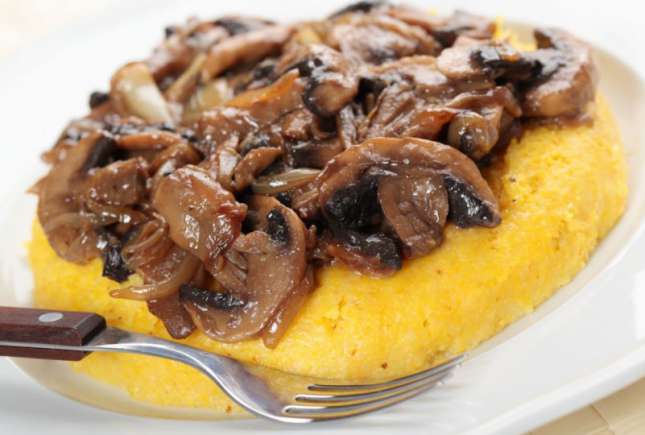 Ciuperci cu usturoi și garnitură de mămăligă - o masă delicioasă