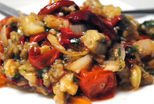 Salată cu legume coapte, un deliciu perfect pentru o zi de vară. Explozie de culori și gust în farfuria ta