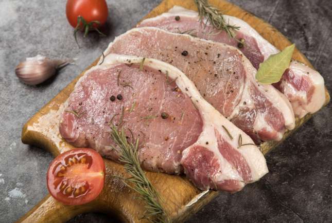 Ingredientul surprinzător care se adaugă peste carnea de porc înainte de gătire