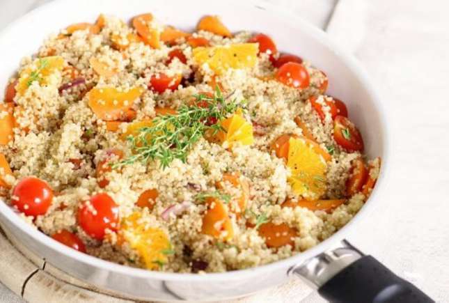Salată caldă de quinoa