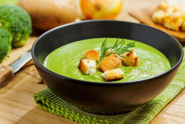 Supă-cremă de broccoli, rețetă rapidă și sănătoasă