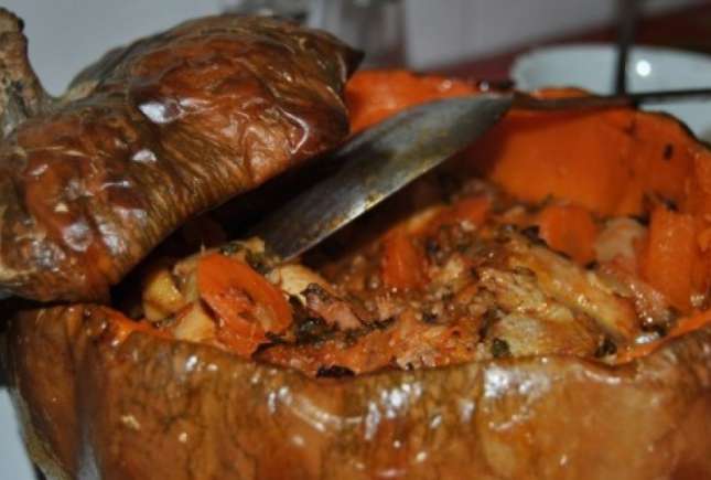 Incredibil de gustos și potrivit sezonului – pui gătit în dovleac