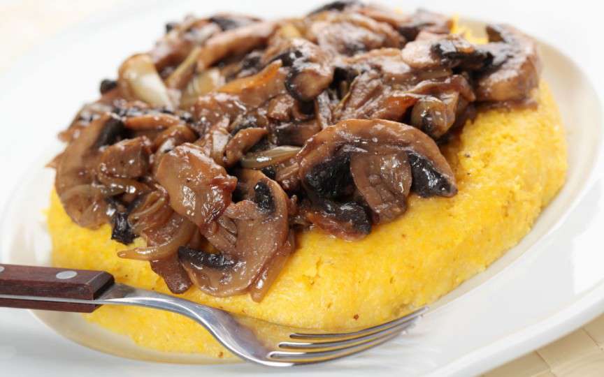 Ciuperci cu usturoi și garnitură de mămăligă - o masă delicioasă
