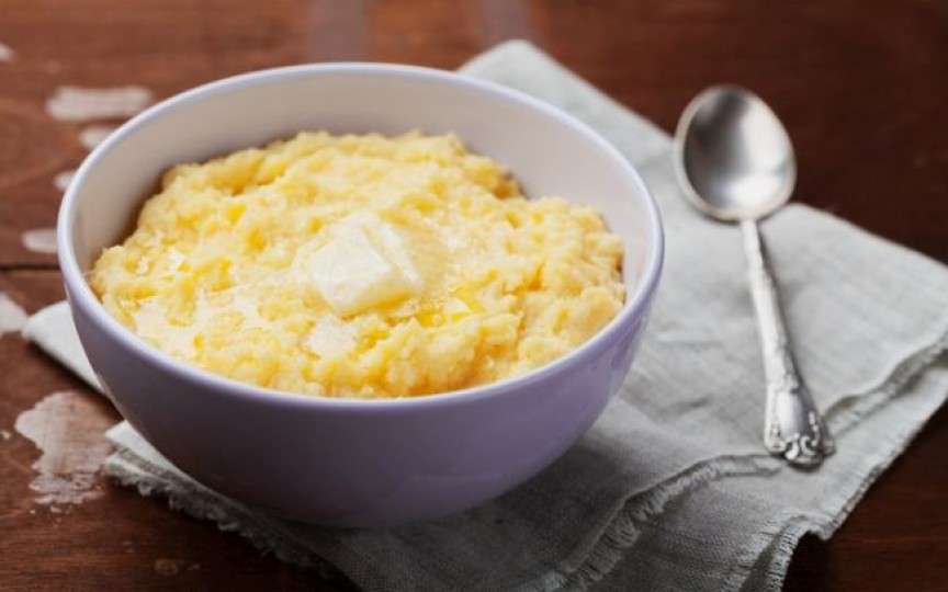 Mămăliguță fiartă în lapte – delicioasă și foarte potrivită pentru copii