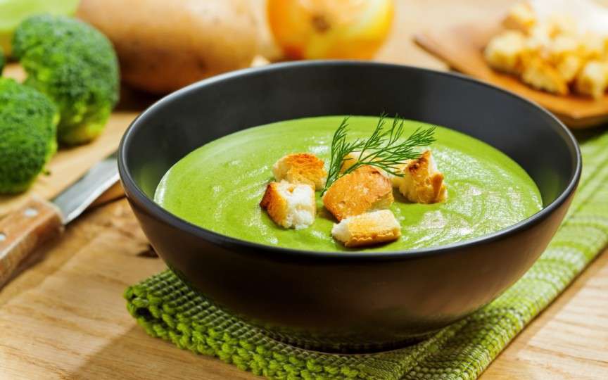 Supă-cremă de broccoli, rețetă rapidă și sănătoasă