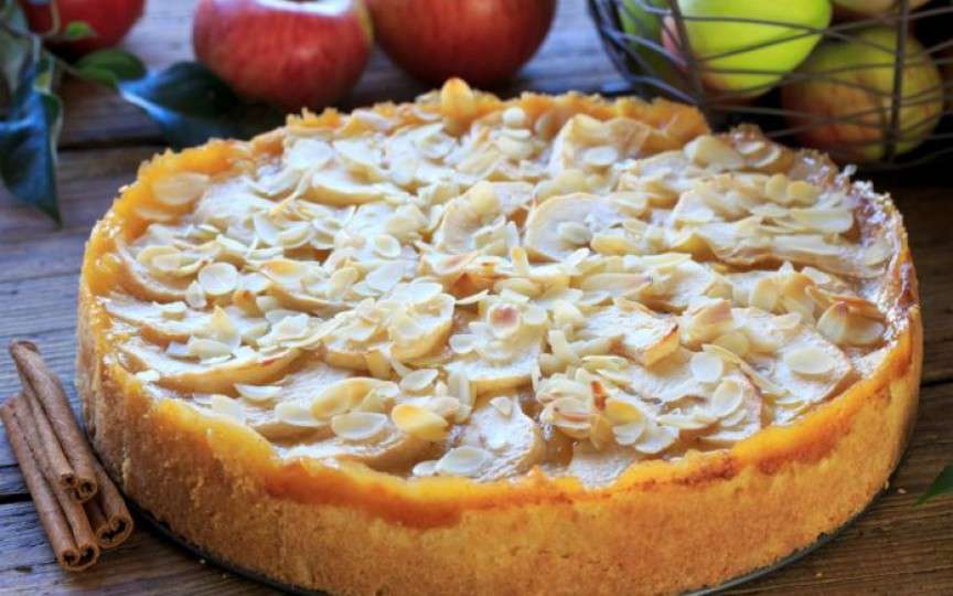 Un deliciu pentru pici: Prăjitură cu mere, alune și glazură