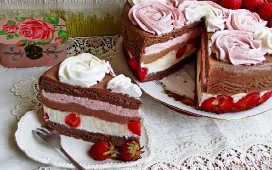 Tort cu cremă de ciocolată și căpșuni