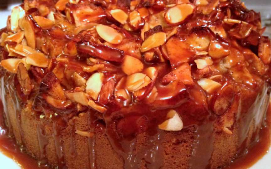 Prăjitură cu mere, nuci, fulgi de migdale şi topping de caramel