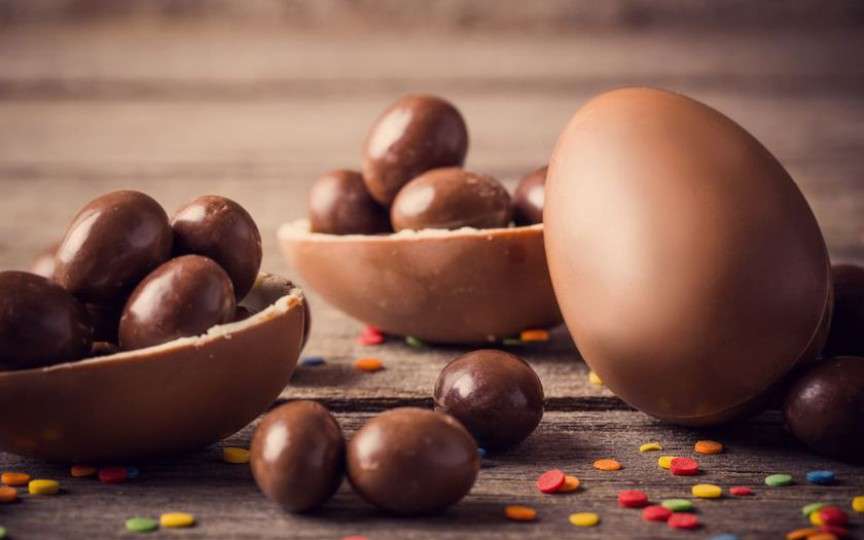 Ouă de ciocolată de Paște – rețeta ușoară pe care o poți face împreună cu copiii