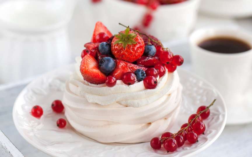 Pavlova cu fructe de pădure – un desert elegant de Revelion