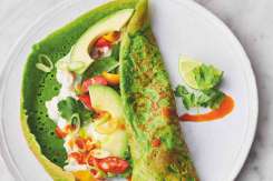 Clătite verzi cu spanac şi umplutură de avocado, roşii cherry şi brânză – sunt un deliciu sănătos