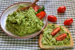 Gustă o explozie de sănătate. Rețeta delicioasă de avocado cu roșii, iaurt și usturoi