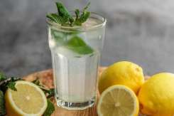 Rețetă simplă și gustoasă de limonadă cu proprietăți antiinflamatoare pentru durerile menstruale