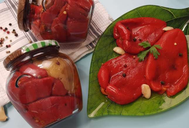 Cea mai bună rețetă de ardei copți pentru iarnă! Ingredientul care îi ține crocanți în borcan